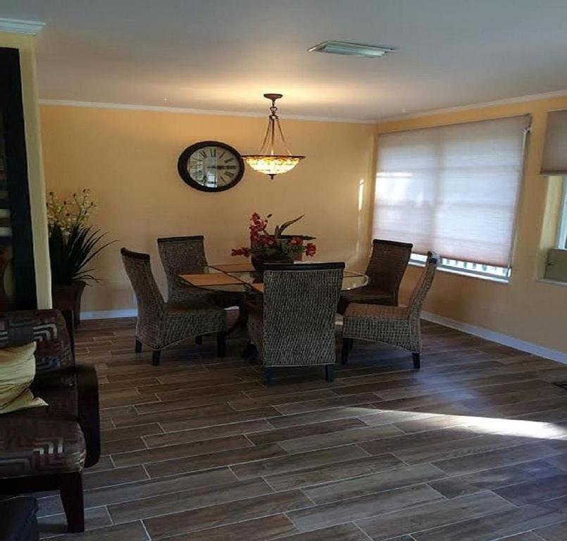 Spacious Beach House Unit,Beautifully Furnished 2 Bed 2Bath./2Min.Walk To Beach Clearwater Beach Bagian luar foto